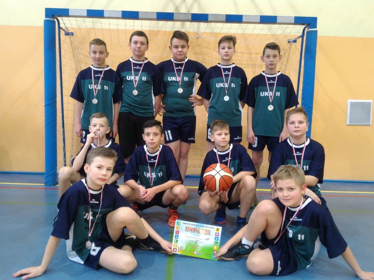 Srebrny medal chłopców w mini koszykówce