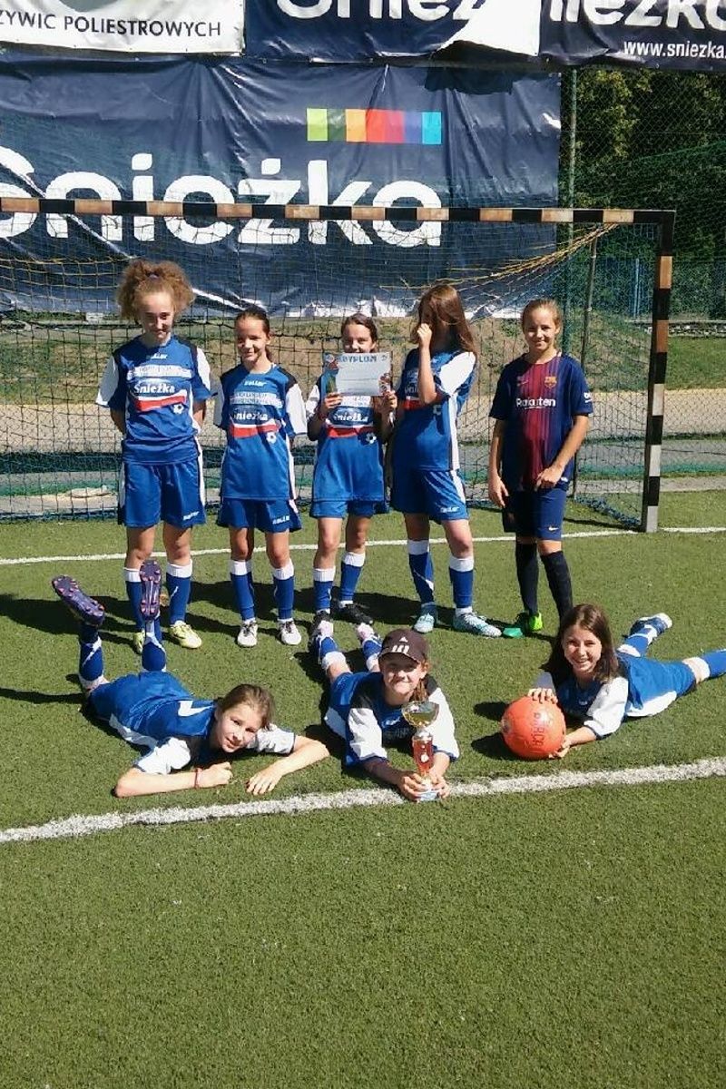 Dziewczęta najlepsze w powiecie w piłkę nożną.